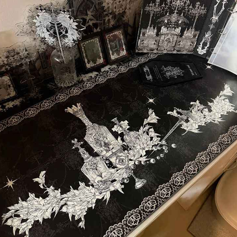 لوحة ماوس بتصميم مبنى قوطي من  - مراجعة Rubber Mat Desk وسعره